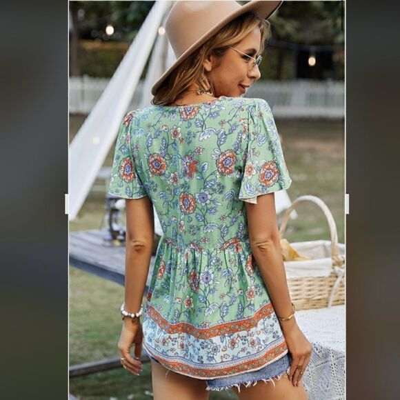 131.
Green V Neck Short Sleeve Floral Peplum Top - Picture 2 of 3